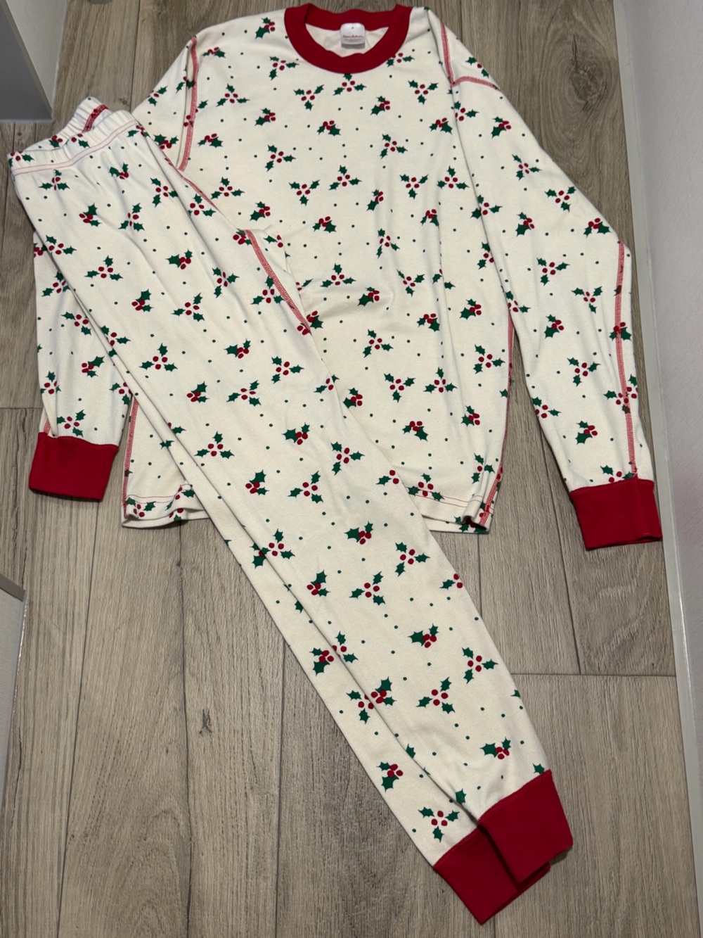 Hanna Andersson Cream Holiday Holly Pajama set with Red Trim